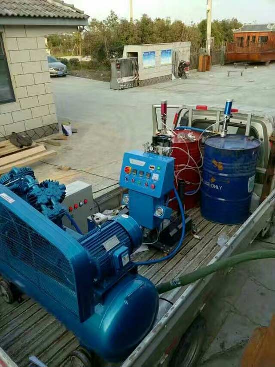 噴涂聚脲耐磨抗沖擊工程施工的準(zhǔn)備(圖2) 聚脲噴涂設(shè)備室外施工