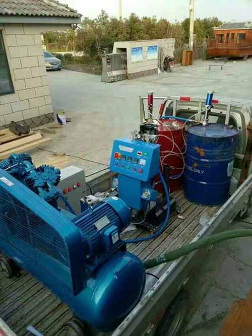 聚脲彈性體防水取得好效果是其獨(dú)特的呼吸特性(圖2) 聚脲噴涂設(shè)備室外施工