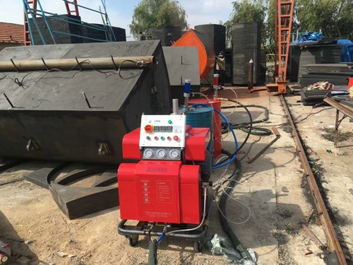 噴涂聚脲的機(jī)器貴嗎(圖1) 紅色H5600噴涂聚脲的機(jī)器